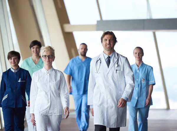 Jeunes médecins vue d'équipe — Photo