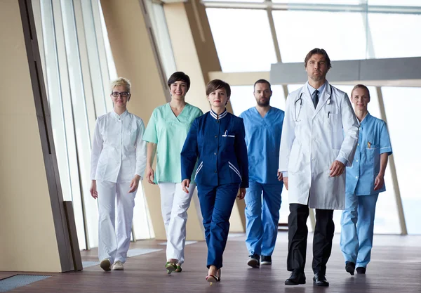 Visão Equipe Médicos Corredor Hospitalar Moderno Dentro Casa Grupo Poeópolis — Fotografia de Stock