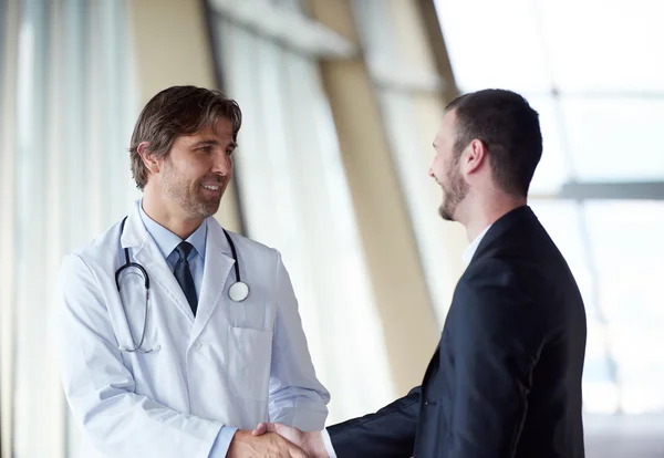 Handshake doktor s pacientkou — Stock fotografie