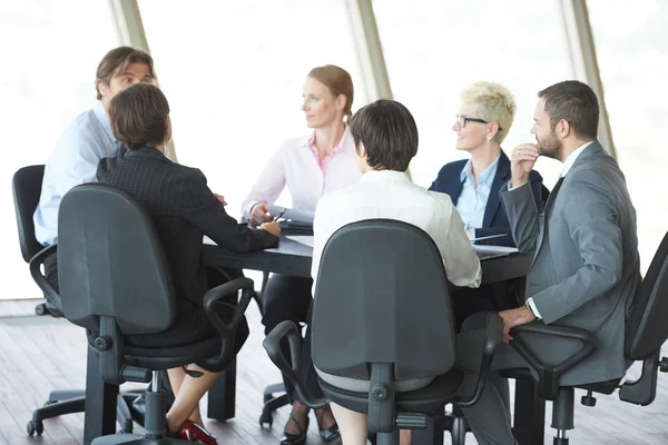 Группа деловых людей на встрече в офисе — стоковое фото