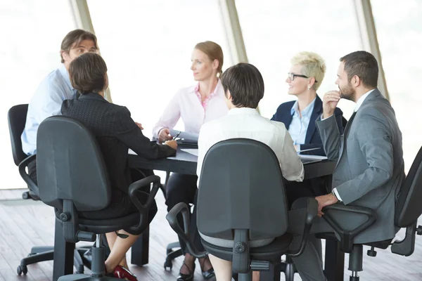 Geschäftsleute treffen sich im Büro — Stockfoto