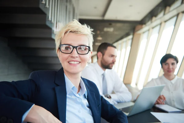 Femme d'affaires blonde sur la réunion — Photo