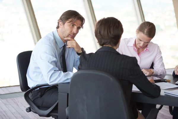 Mensen bedrijfsgroep op vergadering op kantoor — Stockfoto