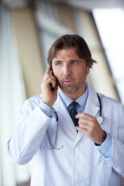 Beau Médecin Avec Son Téléphone Portable Hôpital Moderne Intérieur — Photo