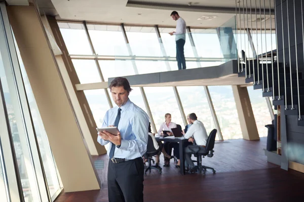 Guapo hombre de negocios trabajando en la tableta — Foto de Stock