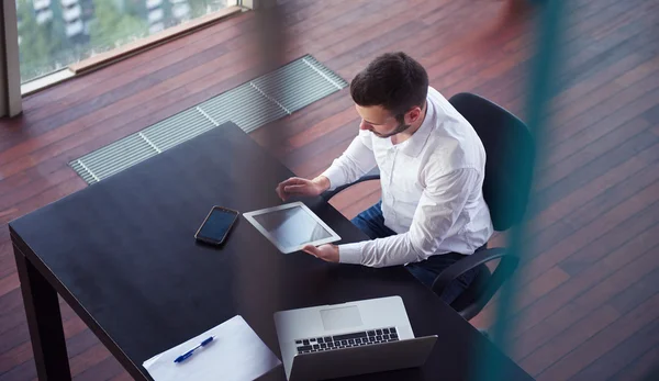 Draufsicht Auf Den Glücklichen Jungunternehmer Arbeit Mit Tablet Und Laptop — Stockfoto