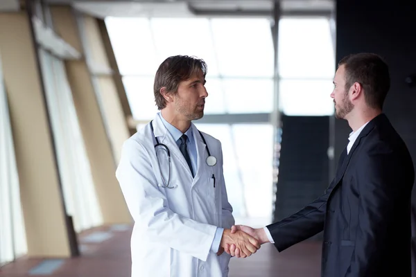 患者在医院医生明亮现代办公室医生握手 — 图库照片