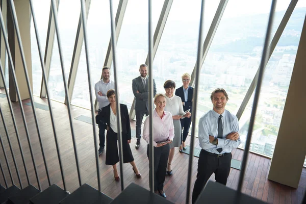 多様なビジネス人々 のグループの立っているモダンな明るいオフィスのインテリアにチームとして一緒に — ストック写真