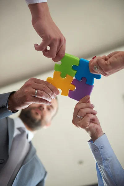 Geschäftsleute Gruppe Montage Puzzle Und Repräsentieren Team Unterstützung Und Hilfe — Stockfoto