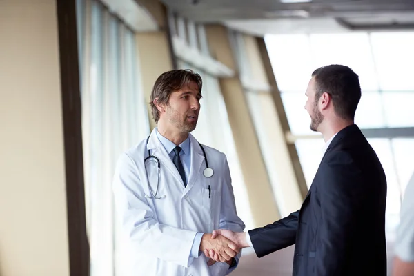 Handshake doktor s pacientkou — Stock fotografie