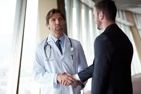 Doktor Handshake Pacientem Světlé Moderní Kanceláři Lékaře Nemocnici — Stock fotografie