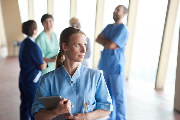 Medico Donna Con Tablet Piedi Davanti Team Background Gruppo Personale — Foto Stock