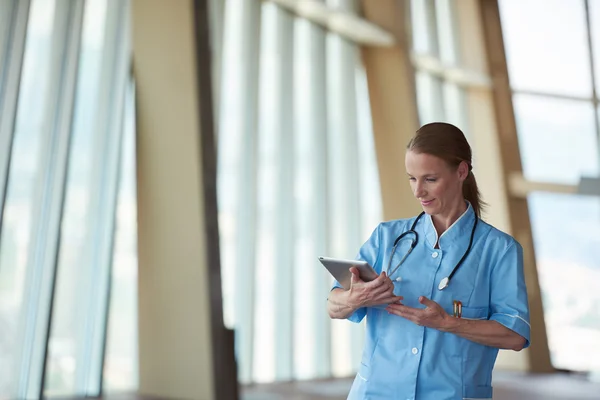 Médico femenino con tableta — Foto de Stock