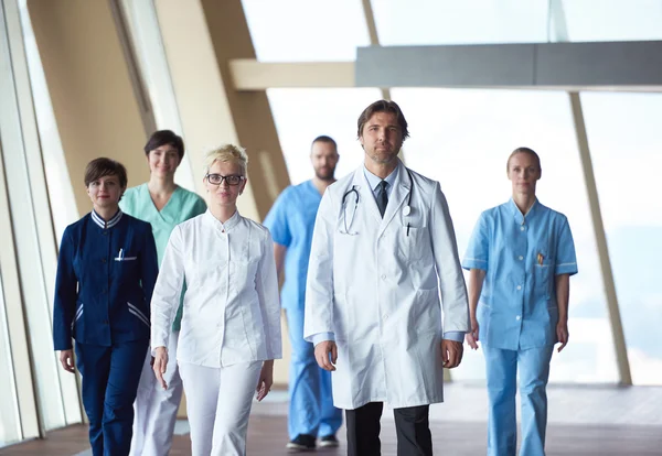 Pohled Týmu Lékařů Moderní Nemocniční Chodbě Uvnitř Poeople Skupina — Stock fotografie