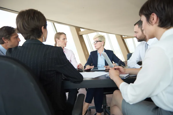 Groupe Jeunes Gens Affaires Ont Réunion Travailler Dans Bureau Lumineux — Photo