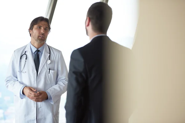 Dokter Handdruk Met Een Patiënt Bij Artsen Heldere Moderne Kantoor — Stockfoto