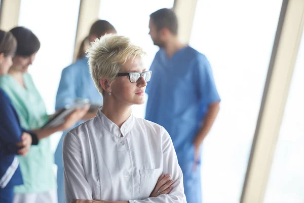 Femme médecin avec des lunettes et coiffure blonde — Photo