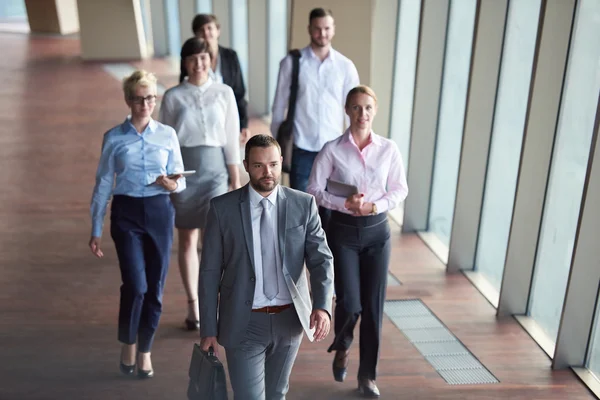 Människor affärsgrupp promenader — Stockfoto