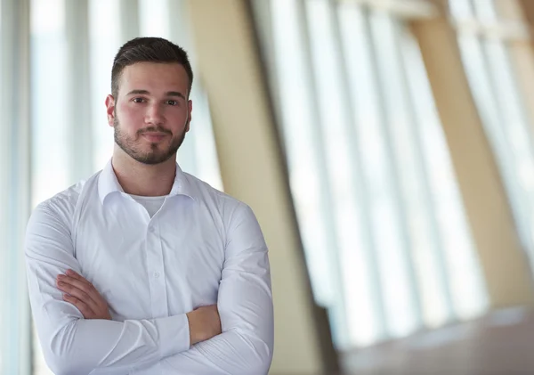 Retrato Feliz Joven Atractivo Hombre Negocios Hipster Con Barba Interior —  Fotos de Stock