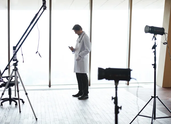 Knappe Dokter Met Zijn Cellphone Moderne Ziekenhuis Binnenshuis — Stockfoto