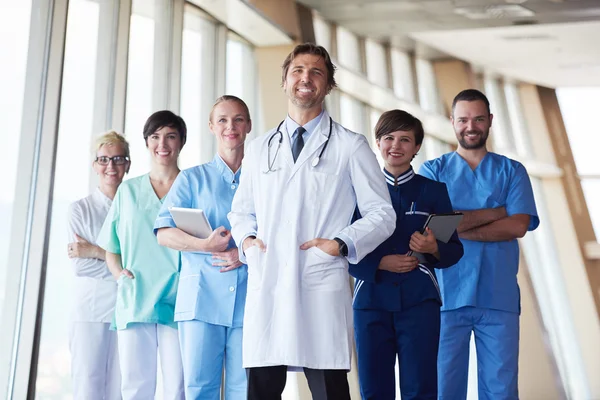 Ομάδα Του Ιατρικού Προσωπικού Στο Νοσοκομείο Στέκεται — Φωτογραφία Αρχείου