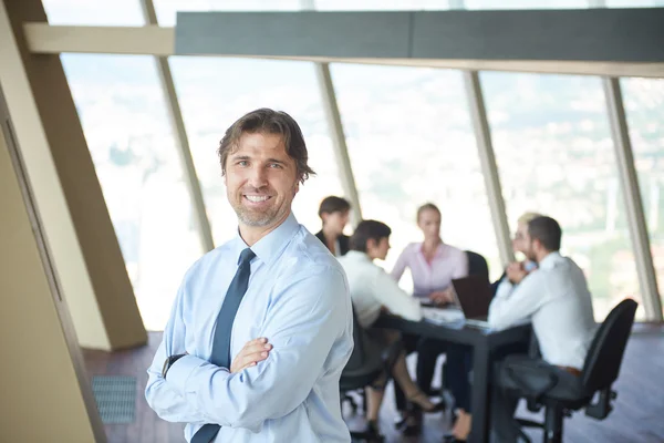 Retrato Hombre Negocios Guapo Oficina Brillante Moderna Interior Con Equipo — Foto de Stock