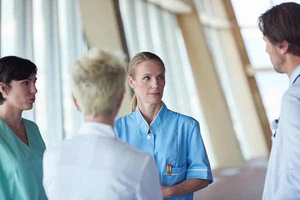 Grupp av medicinsk personal på sjukhus — Stockfoto