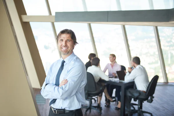 Retrato Hombre Negocios Guapo Oficina Brillante Moderna Interior Con Equipo — Foto de Stock