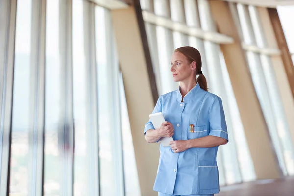 Médica com computador tablet — Fotografia de Stock