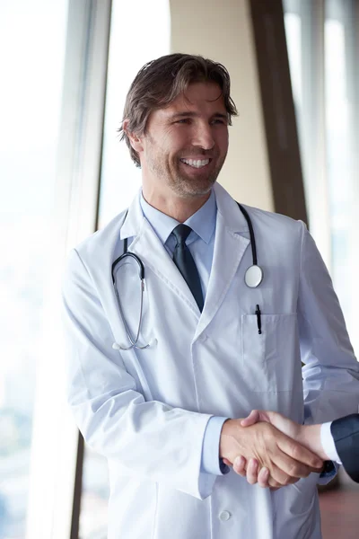 Ärztlicher Händedruck mit einem Patienten — Stockfoto