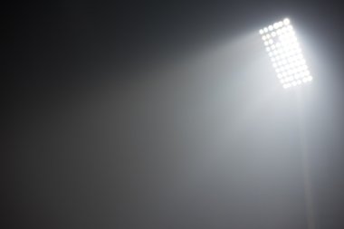 Futbol Stadyumu görünümünü reflektörler ışıklar
