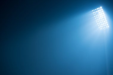 Futbol Stadyumu görünümünü reflektörler ışıklar