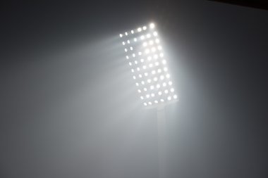 Futbol Stadyumu görünümünü reflektörler ışıklar
