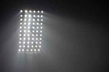 Futbol Stadyumu görünümünü reflektörler ışıklar
