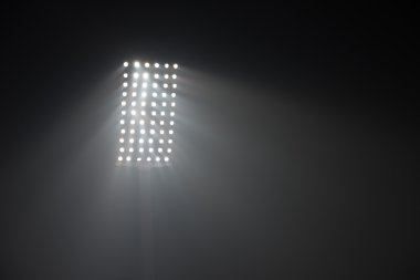 Futbol Stadyumu görünümünü reflektörler ışıklar