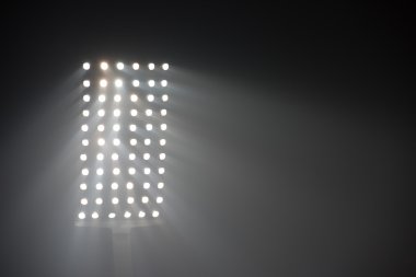 Futbol Stadyumu görünümünü reflektörler ışıklar