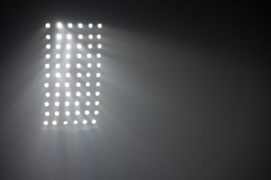 Futbol Stadyumu görünümünü reflektörler ışıklar