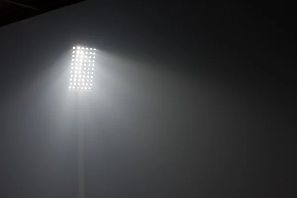 Огни футбольного стадиона — стоковое фото