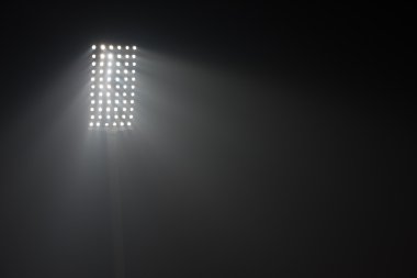 Futbol Stadyumu görünümünü reflektörler ışıklar