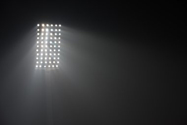 Futbol Stadyumu görünümünü reflektörler ışıklar