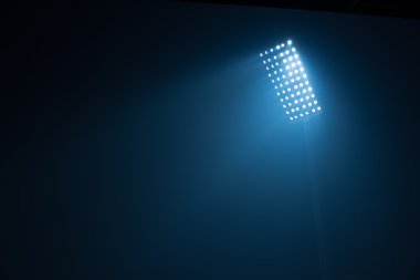 Futbol Stadyumu görünümünü reflektörler ışıklar