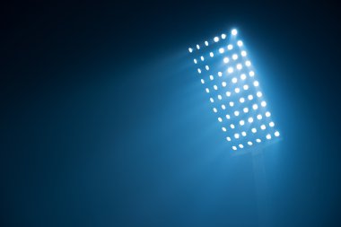 Futbol Stadyumu görünümünü reflektörler ışıklar