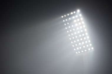 Futbol Stadyumu görünümünü reflektörler ışıklar