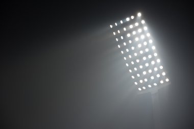 Futbol Stadyumu görünümünü reflektörler ışıklar