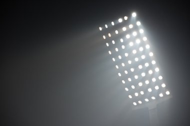 Futbol Stadyumu görünümünü reflektörler ışıklar