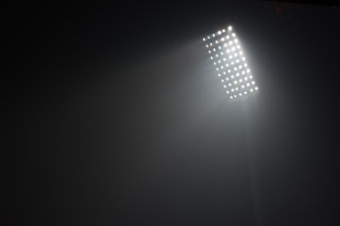 Futbol Stadyumu görünümünü reflektörler ışıklar