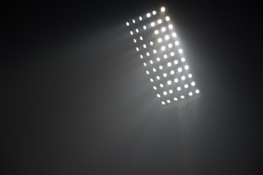 Futbol Stadyumu görünümünü reflektörler ışıklar