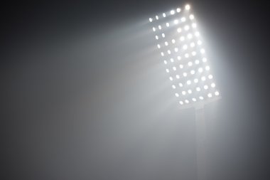 Futbol Stadyumu görünümünü reflektörler ışıklar