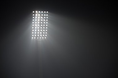 Futbol Stadyumu görünümünü reflektörler ışıklar