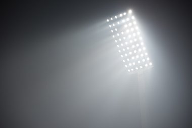 Futbol Stadyumu görünümünü reflektörler ışıklar